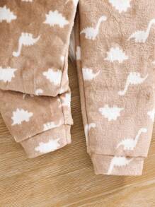 SHEIN 2 件套小男孩卡通刺绣恐龙图案圆领长袖上衣和长裤，柔软舒适双面法兰绒睡衣套装，冬季 - 卡其色 - 查看 3