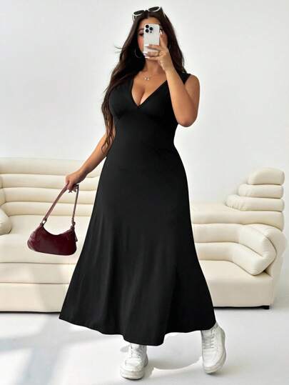 SHEIN EZwear 大码女装纯色深V领无袖休闲连衣裙大码黑色长裙V领无袖长裙25秋冬内搭长裙显瘦连衣裙可单穿可当内搭可以修饰身形