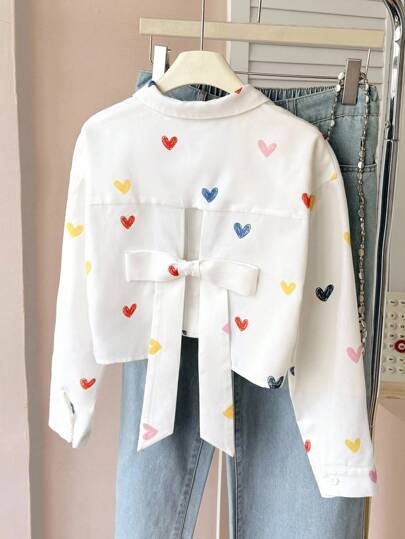 SHEIN Camisa holgada de manga larga con estampado de corazones de colores, cuello y lazo delantero para niñas preadolescentes, estilo minimalista y casual