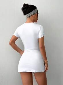 Sovereign Charm 女式网球健身户外修身白色短袖运动连衣裙，配有短裤和手机口袋 - 白色 - 查看 2