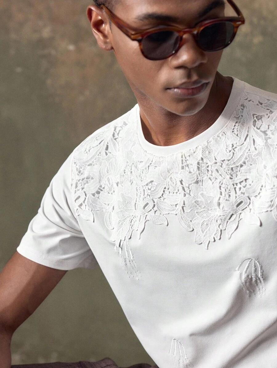 AKNOTIC Business Casual 男士蕾丝拼布刺绣弹力宽松T恤 - 白色 - 查看 1