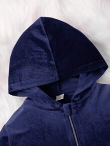 SHEIN Bộ 2 món đồ cho bé gái, áo hoodie nhung họa tiết chữ đính đá và quần ống loe, quần nỉ, trang phục, dễ thương, giản dị và cổ điển, tuyệt vời cho trang phục thường ngày và đi học hàng ngày vào mùa hè và mùa thu, cho Giáng sinh - Màu xanh lam - Xem 3