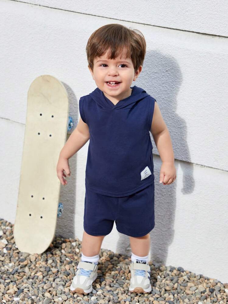 Babypojke med bokstavslappar, huva och shorts med dragsko i midjan, enfärgade babyset för pojkar, babyset för pojkar, sommarset för barn, 2 delar set för barn - Marinblå - Visa 4