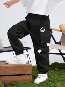 SHEIN Spodnie cargo dla chłopców Tween, luźne, z nadrukiem graficznym i kieszeniami, odpowiednie do dojazdów do pracy, szkoły, codziennego użytku, podróży, uprawiania sportu wiosną, latem, jesienią i zimą - Czarne - Zobacz 2