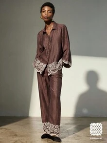 Aveloria Modichic Bộ 2 món: Áo sơ mi thêu họa tiết và quần ống rộng cạp chun, chất liệu vải Tencel. - Rỉ Nâu - Xem 1