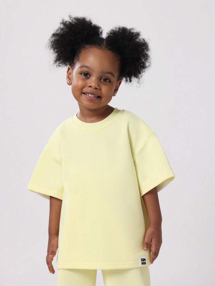 SUMWON 女童淡黄色夏季两件套自爱信息协调T恤和慢跑套装，带蓝色文字细节休闲装 - 黃色 - 查看 3