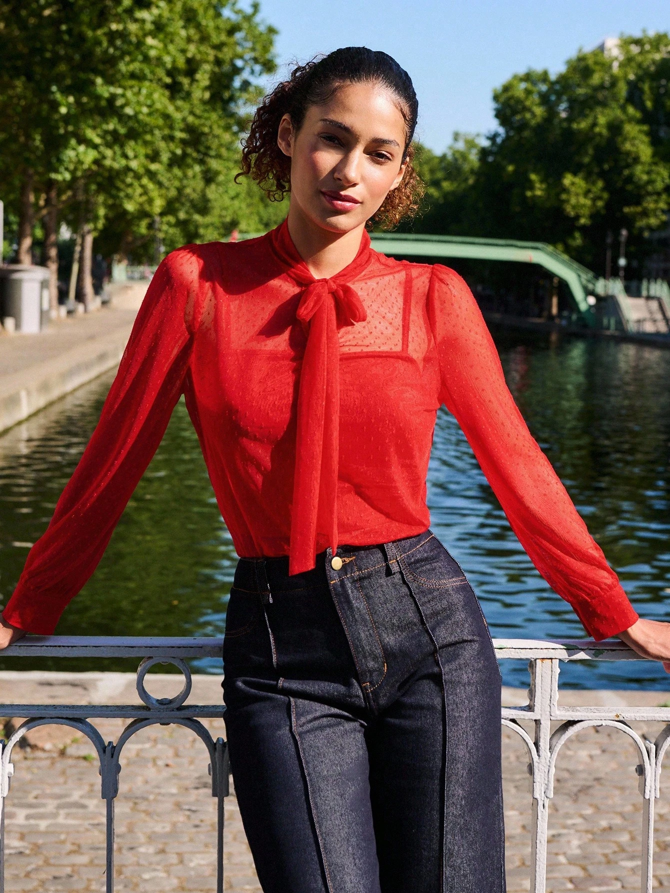 Blusa roja transparente con textura de lunares, con corbata en el cuello y camiseta interior incorporada, top de otoño, atuendo casual de negocios, atuendo de maestra, atuendo de oficina
