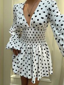 Sunnyshic 白底黑圆点设计性感时尚高端海滩度假风深褶灯笼袖腰部收紧A字裙