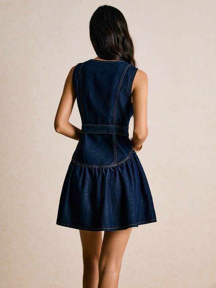 Poéselle 女式纯色荷叶边下摆系带无袖牛仔连衣裙 女式牛仔连衣裙 纽扣式牛仔连衣裙 系带牛仔连衣裙 牛仔迷你连衣裙 女式牛仔连衣裙 系带连衣裙 曲线女性牛仔连衣裙 - 深色水洗藍 - 查看 3