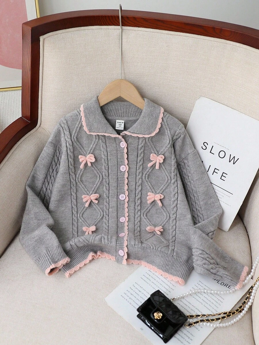 SHEIN كارديجان سميك للبنات المراهقات باللون الرمادي والوردي، قماش ناعم ومطاطي من الفليس، مناسب للخروجات والتجمعات والارتداء اليومي، كارديجان بنات للخريف والشتاء، كارديجان كابل مضفر للبنات الصغيرات، كنزة بأزرار للبنات الرضع، كارديجان رمادي للبنات المراهقات. كارديجان البنات المراهقات هو كنزة صوفية مزدوجة الطبقة منسوجة باليد باللون الرمادي الأنيق، مزين بتصميم على شكل معين مع حافة وأساور وياقة باللون الوردي. يحتوي على 6 أزرار وهو كارديجان طويل الأكمام وطويل الرقبة. هذه الكنزة ناعمة ومريحة للخريف والشتاء، مناسبة للاستخدام اليومي والسفر والعطلات والمنزل. إنها مثالية للأطفال للعب والارتداء عند العودة إلى المدرسة في الخريف - رمادي - مشاهدة 1