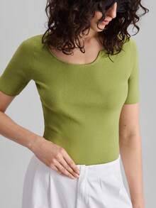 Ontre Style élégant, design minimaliste, tissu tricoté, vert avocat, manches courtes, encolure asymétrique, silhouette ajustée, Top tricoté pour femme, pull pour femme, vêtements d'automne, tenue décontractée, tenue de bureau décontractée - Militaire verte - Voir 6