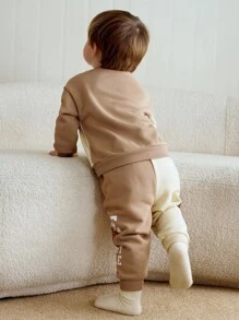 Cozy Pixies Bộ 2 áo nỉ phong cách hoạt hình thường ngày cho bé trai có họa tiết chữ và miếng vá màu tương phản, kết hợp với quần bo gấu màu tương phản, cạp chun, thu/đông - Nhiều màu - Xem 4