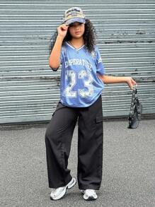 SHEIN Explorewe Streecool 儿童休闲青少年女孩春夏秋季 V 领露肩宽松字母条纹 T 恤搭配数字图形 T 恤，搭配酷炫直筒口袋工装裤两件套服装，非常时尚 - 黑與白 - 查看 2
