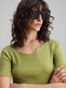 Ontre Style élégant, design minimaliste, tissu tricoté, vert avocat, manches courtes, encolure asymétrique, silhouette ajustée, Top tricoté pour femme, pull pour femme, vêtements d'automne, tenue décontractée, tenue de bureau décontractée - Militaire verte - Voir 5