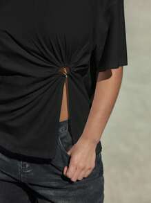 Maija 大码女式纯黑色棉质圆领短袖T恤，腰部金属环褶裥设计，夏季基础款上衣，适合街头、商务休闲、圣帕特里克节、复活节、夏季派对、海滩度假等各种场合。 - 黑色 - 查看 5