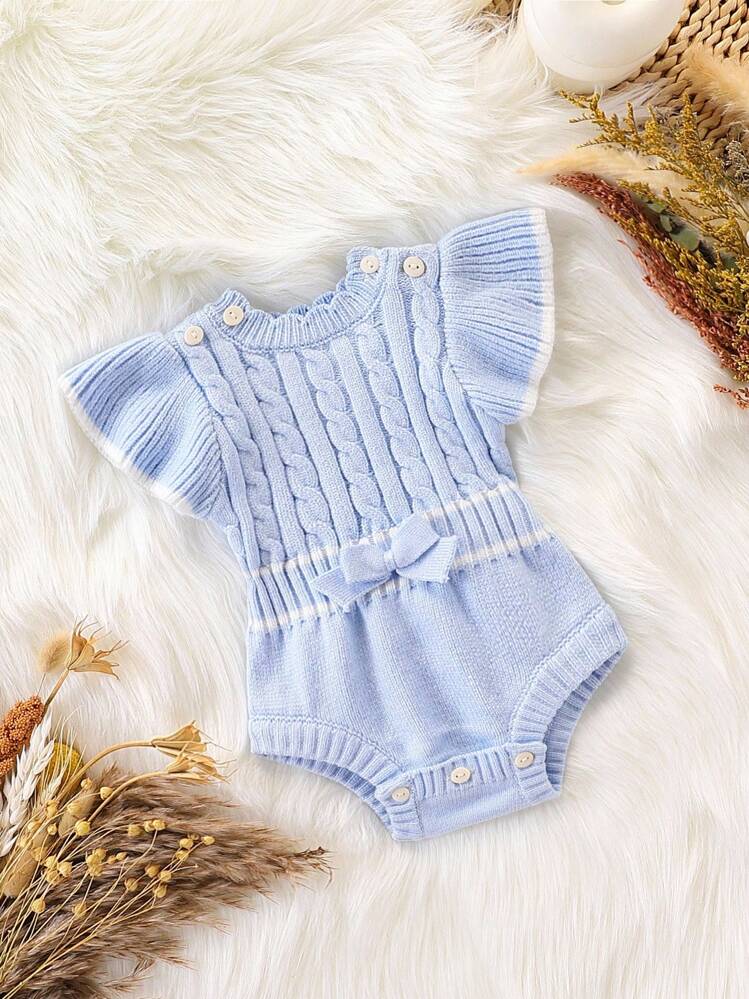 SHEIN Vintaside Kids رومبير كروشيه للأطفال البنات، لون عاجي أبيض، طوق مكشكش، نمط جاكارد، أمامي بأزرار، خطوط سوداء، فيونكة بيضاء، مريحة وأنيقة، مناسبة للاستخدام اليومي، الخارج، السفر، العطلات، المنزل، الحضانة، والمدرسة - أزرق فاتح اللون - مشاهدة 1