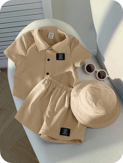 SHEIN Conjunto de 3 piezas para bebé recién nacido niño y niña: Chaqueta de manga corta con cuello, pantalones cortos de cintura elástica y gorra. Ropa de verano neutra para bebé.