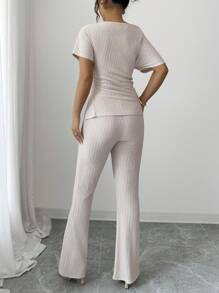SHEIN PETITE Ensemble t-shirt ajusté à épaule asymétrique et froncé et pantalon évasé à taille élastique pour femmes, style décontracté - Nude - Voir 2