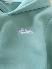 SHEIN 男童休闲百搭字母刺绣落肩宽松长袖连帽衫和柔软休闲裤边套装。该套装设计简约时尚，带兜帽保护耳朵，宽松版型穿着舒适。柔软亲肤的面料为宝宝提供健康呵护，适合日常穿着、玩耍、聚会、上学以及冬季返校季穿着。 - 彩色 - 查看 7