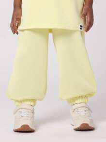 SUMWON Ensemble coordonné t-shirt et jogger en deux pièces jaune pastel d'été avec message d'amour de soi et détails de texte bleu, tenue décontractée