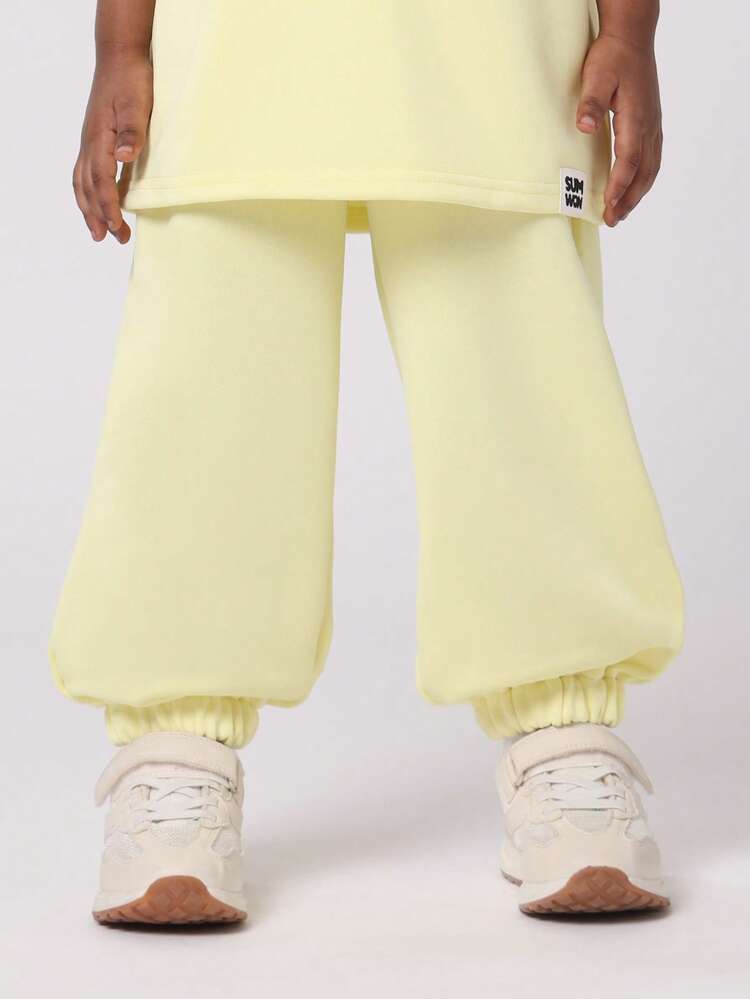 SUMWON 女童淡黄色夏季两件套自爱信息协调T恤和慢跑套装，带蓝色文字细节休闲装 - 黃色 - 查看 4
