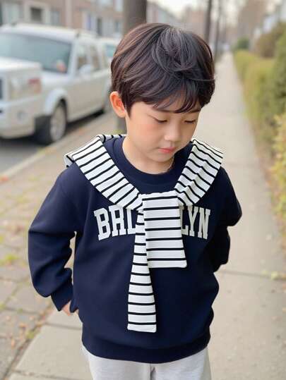 SHEIN 年轻男孩休闲日常舒适文字印花针织长袖运动衫，带条纹披肩领，适合秋冬季外出、上学和度假