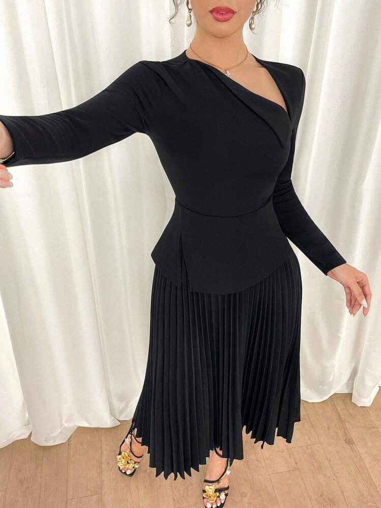 Modelyn فستان أنيق متوسط الطول بأكمام طويلة وياقة غير متماثلة وذيل مطوي ذو لون أحادي - الأسود - مشاهدة 1