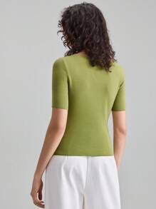 Ontre Style élégant, design minimaliste, tissu tricoté, vert avocat, manches courtes, encolure asymétrique, silhouette ajustée, Top tricoté pour femme, pull pour femme, vêtements d'automne, tenue décontractée, tenue de bureau décontractée - Militaire verte - Voir 3