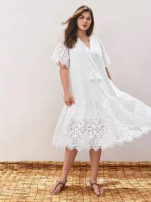 Maija 大码女式白色刺绣 V 领吊带短袖荷叶边刺绣下摆拼接蛋糕大摆连衣裙优雅时尚 - 白色 - 查看 5