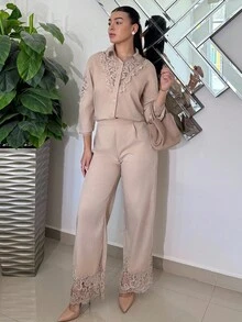 Andrea Bello 2 件套：优雅蕾丝拼布镂空上衣和喇叭裤（女款）