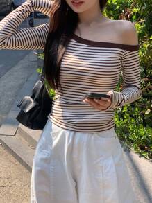 DAZY 女士休闲条纹修身不对称肩部褶皱长袖 T 恤，秋季女装