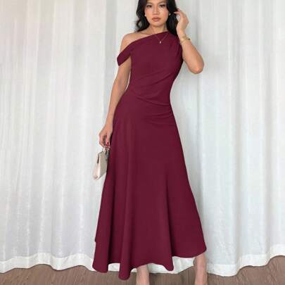 Abito lungo elegante e di lusso da donna, scollo asimmetrico, dettagli con volant, silhouette a-line, chiusura con zip, colore rosso vino, adatto per