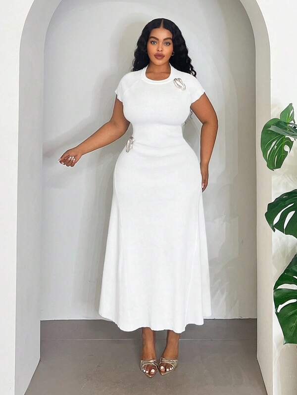 Veslaya 2025 Autumn/Winter Valentine's Day Commuting Combination Plus Size White Woolen Round Neck Folded Buckle Asymmetrical Metal Buckle Sweater Dress Fall