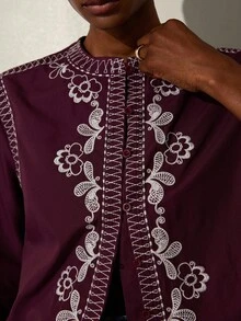 Aveloria Modichic Chemise à manches longues col rond minimaliste à simple boutonnage, avec poignets évasés à broderie florale contrastée