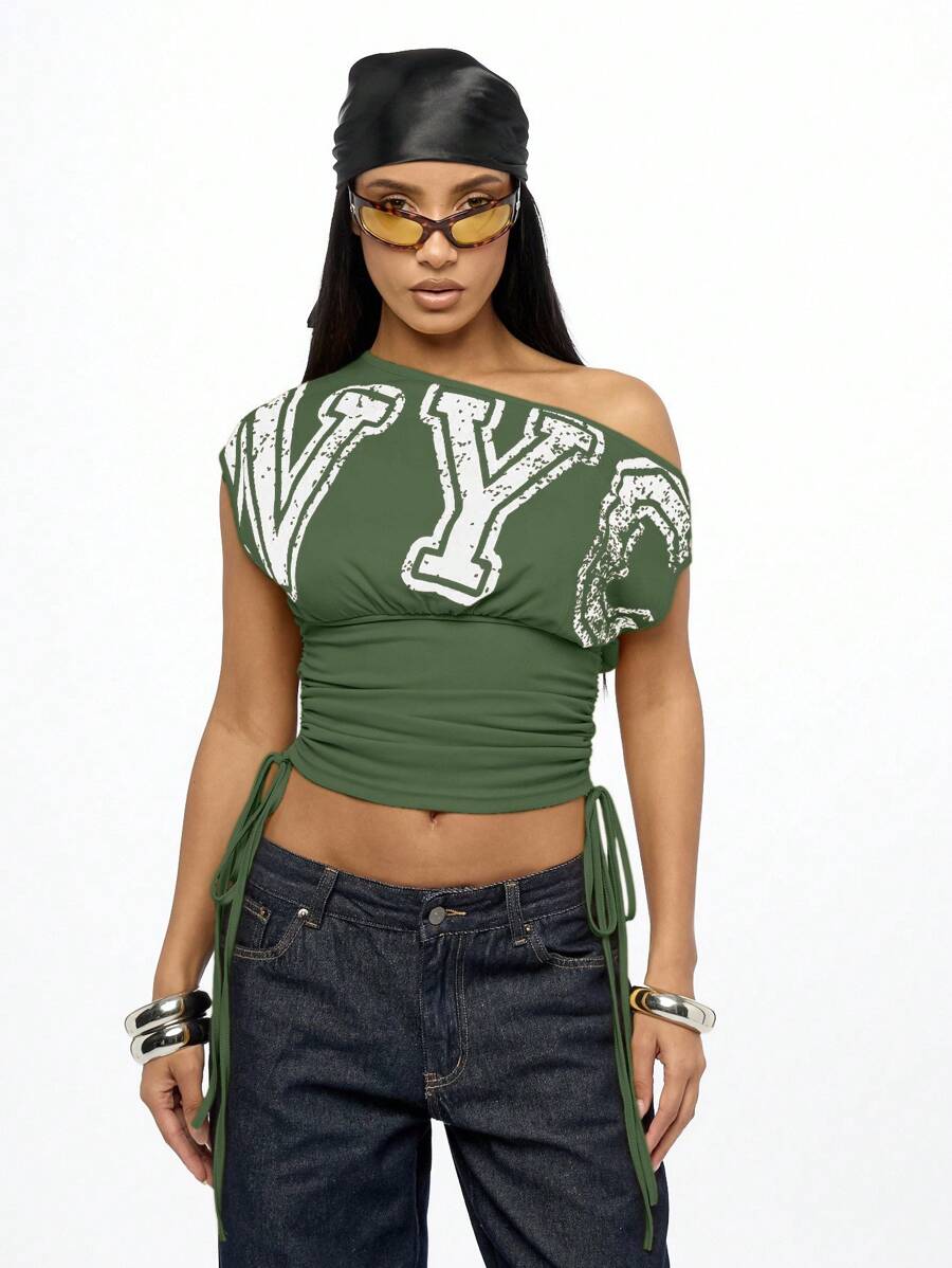 SUMWON WOMEN 露肩褶皱侧短款上衣，复古纽约风印花，休闲时尚秋冬街头风格，Y2K 节美学 - 軍綠色 - 查看 1