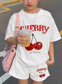 SHEIN 复古樱桃图案，奶油白色，少女休闲简约圆领短袖 T 恤和宽松短裤 2 件套，适合春夏季，清凉夏日，度假氛围