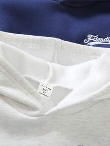 SHEIN 男童休闲百搭字母刺绣落肩宽松长袖连帽衫和柔软休闲裤边套装。该套装设计简约时尚，带兜帽保护耳朵，宽松版型穿着舒适。柔软亲肤的面料为宝宝提供健康呵护，适合日常穿着、玩耍、聚会、上学以及冬季返校季穿着。 - 彩色 - 查看 5