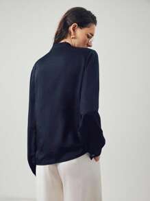 Uhlyne Uhlyne Blusa de manga larga con cuello drapeado y lazo, de seda satinada, de color negro sólido, suelta y cómoda, estilo minimalista, para otoño, apta para el trabajo, profesores, vuelta al colegio, otoño, estilo neutral, casual de negocios, estilo "old money" - Negro - Ver 4