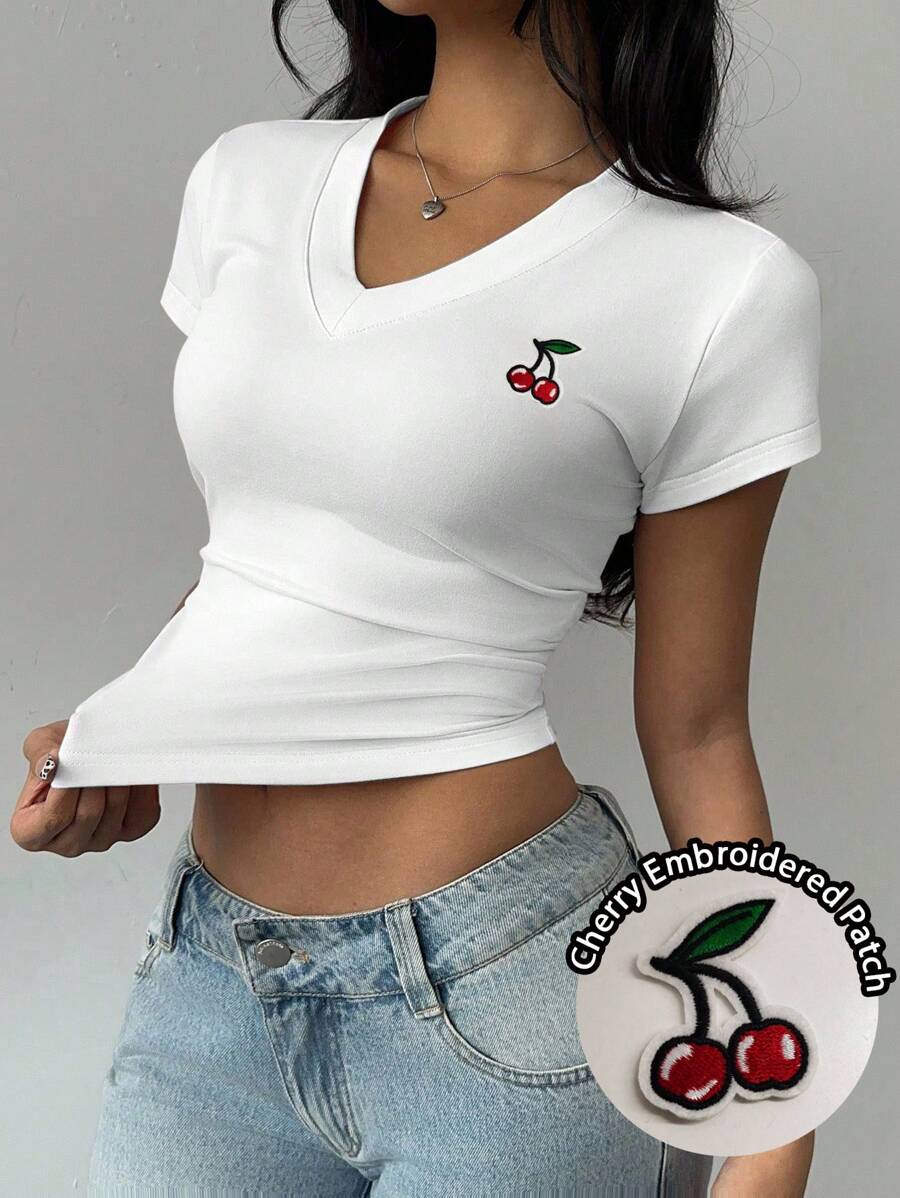 SHEIN EZwear 女式休闲简约樱桃刺绣徽章徽标图案 V 领褶皱 T 恤，适合夏季和秋季，返校季