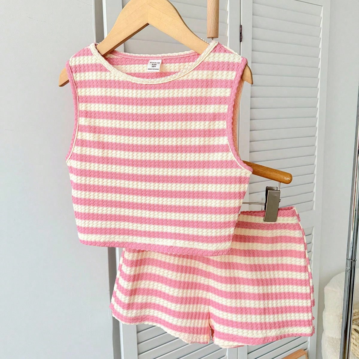 Conjunto informal de niña preadolescente con top sin mangas de punto texturizado básico y shorts