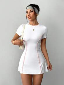 Sovereign Charm 女式网球健身户外修身白色短袖运动连衣裙，配有短裤和手机口袋 - 白色 - 查看 3