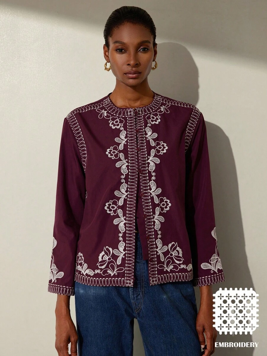 Aveloria Modichic Chemise à manches longues col rond minimaliste à simple boutonnage, avec poignets évasés à broderie florale contrastée