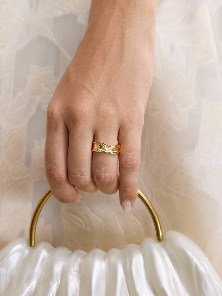 ANILLO ABIERTO ASIMÉTRICO ENCHAPADO EN ORO DE 18K