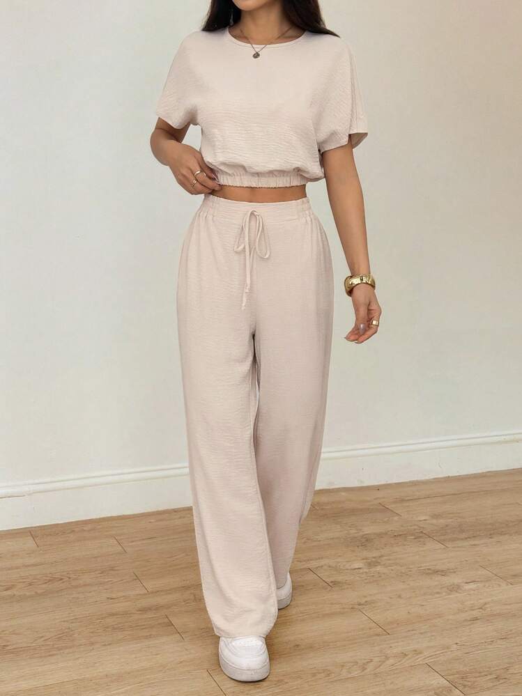 SHEIN PETITE 蝙蝠袖短款上衣和抽绳腰裤 纹理面料两件套 两件套 米色两件套 休闲两件套 舒适两件套 高腰两件套 两件套裤装 女士两件套 - 杏色 - 查看 3