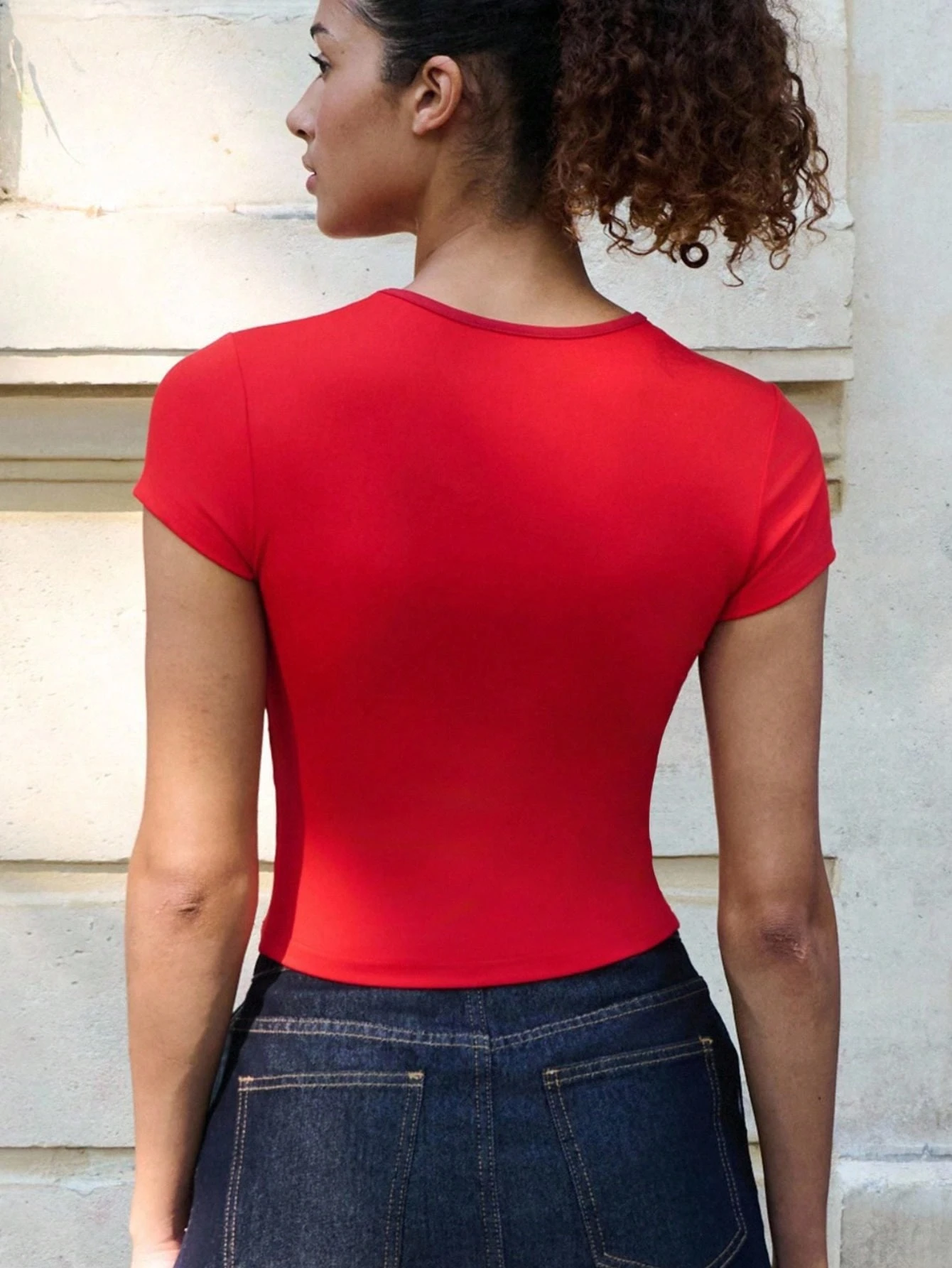 赤いフィットした半袖Tシャツ、前面にキーホールとリボンのディテール、可愛らしい秋のトップス、外出、学校、春夏のトップス