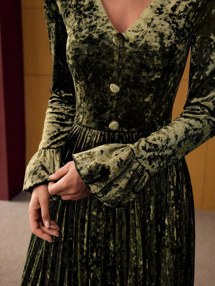 VESTIDO LONGO COM GOLA EM V DE VELUDO, MANGAS SINO, BAINHA PLISSADA E CINTURA DEFINIDA SEM CINTO