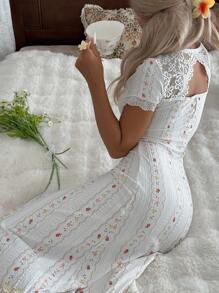 CottageSlumber CottageSlumber فستان نوم طويل كاجوال للنساء، تصميم طباعة زهور صغيرة كرتونية مع تريم من الدانتيل على الياقة