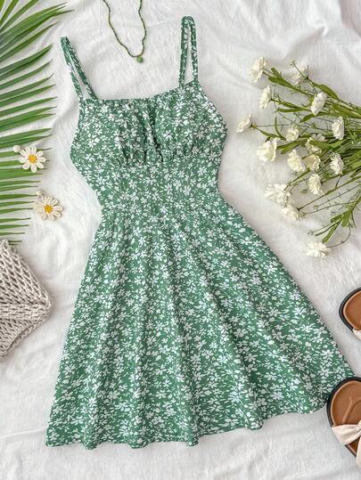 SHEIN 儿童夏季服装，柔软舒适的少女绿色和白色碎花露背吊带连衣裙，适合度假、假日、海滩等场合。绿色碎花连衣裙，夏季连衣裙，春季连衣裙，碎花吊带裙，可爱连衣裙，雏菊连衣裙，野餐连衣裙，春季连衣裙，雏菊印花连衣裙