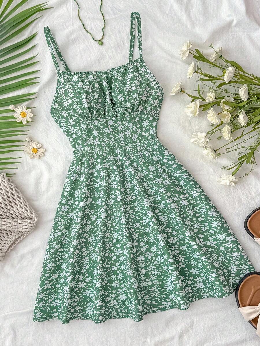 SHEIN 儿童夏季服装，柔软舒适的少女绿色和白色碎花露背吊带连衣裙，适合度假、假日、海滩等场合。绿色碎花连衣裙，夏季连衣裙，春季连衣裙，碎花吊带裙，可爱连衣裙，雏菊连衣裙，野餐连衣裙，春季连衣裙，雏菊印花连衣裙 - 綠色 - 查看 1