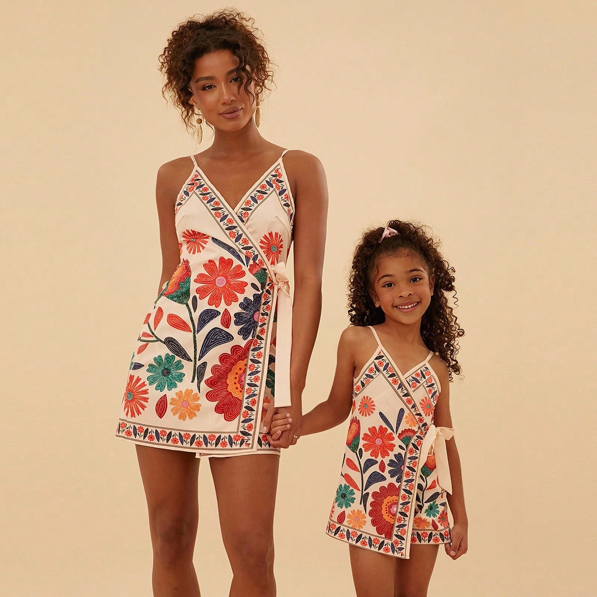 Mono con estampado floral pequeño a juego para niña y madre, overol casual para vacaciones